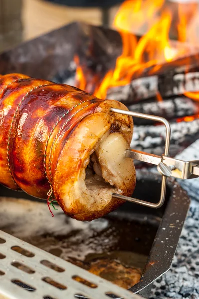 Cozinhar carne de porco no cuspo — Fotografia de Stock