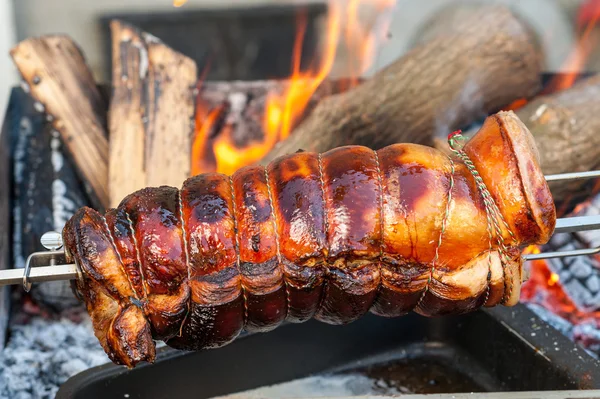 Schweinefleisch am Spieß kochen — Stockfoto