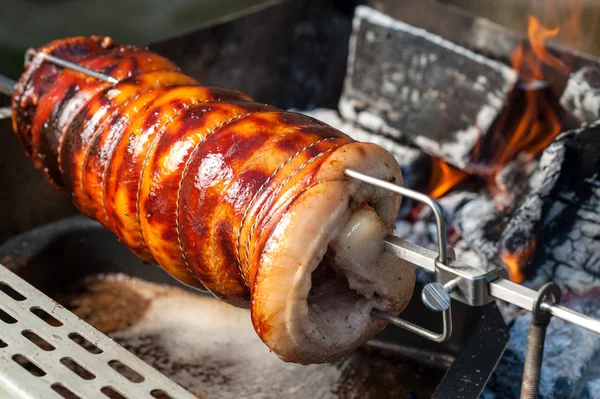 Schweinefleisch am Spieß kochen — Stockfoto