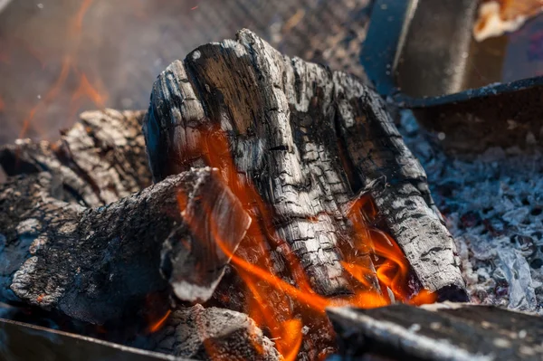 Brinnande trä i en brazier — Stockfoto