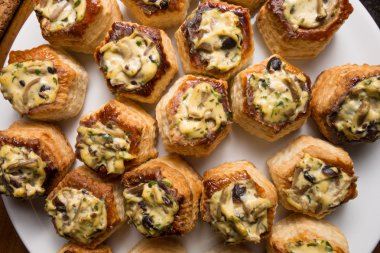 Peynir ile ev yapımı kanepeler