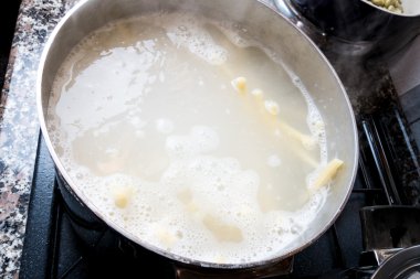 Tavada pişmiş makarna