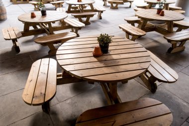 Banklar ve bir kafe tabloları