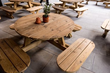 Banklar ve bir kafe tabloları