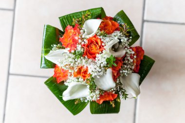 Beyaz ve turuncu buket