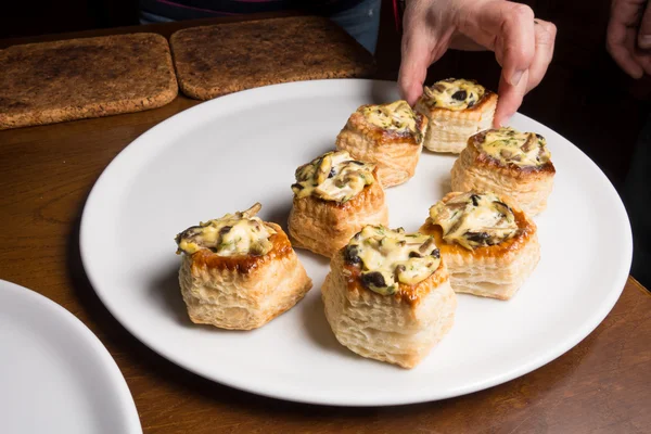 Canapés caseros con queso —  Fotos de Stock