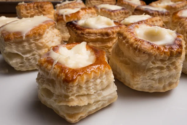 Canapés caseiros com queijo — Fotografia de Stock