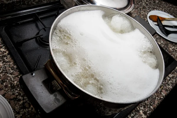 Pentola d'acqua in fiamme — Foto Stock