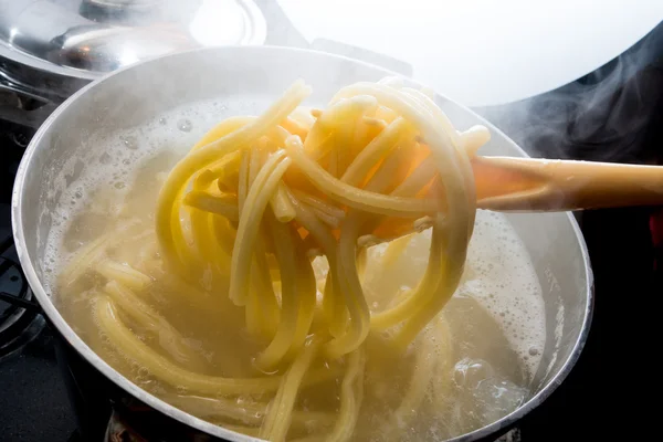 Pasta bollente in pentola — Foto Stock