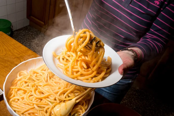 Спагетти подаются на тарелке — стоковое фото