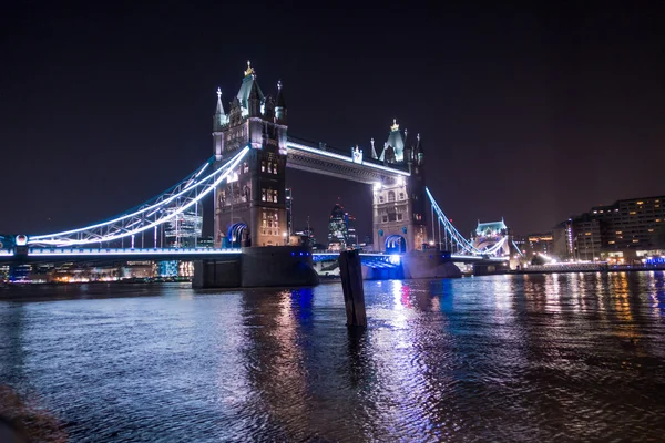 Tower Bridge 's nachts — Stockfoto