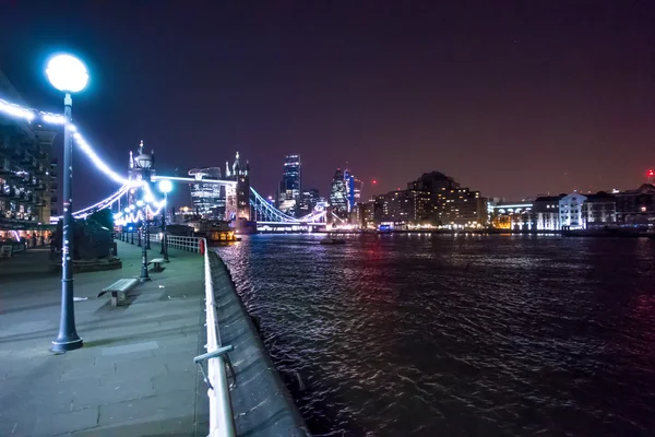 Tower Bridge w nocy — Zdjęcie stockowe