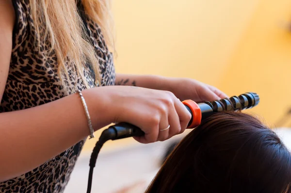 Mains de coiffeur qui travaille — Photo