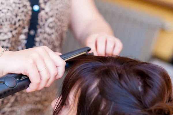 Hands of  hairdresser who works — Stock Photo, Image