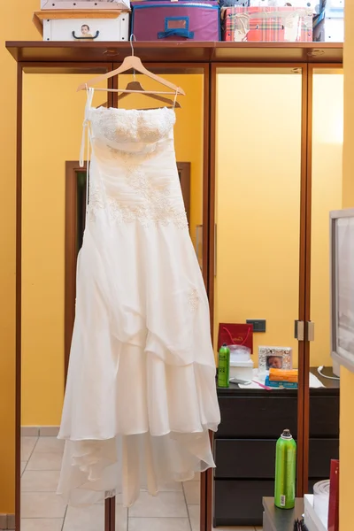 Vestido de noiva em um cabide — Fotografia de Stock
