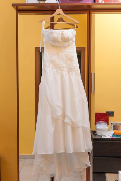 Vestido de noiva em um cabide — Fotografia de Stock
