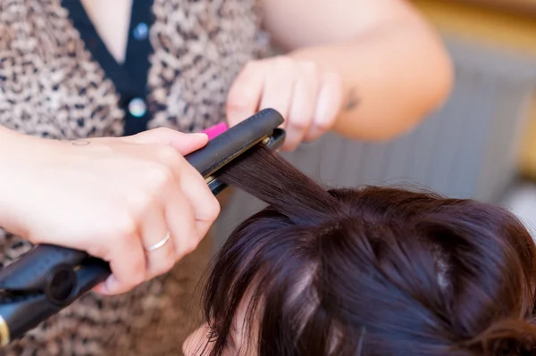 Hands of  hairdresser who works — Stock Photo, Image