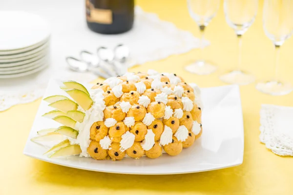 Tort w kształcie ananasa — Zdjęcie stockowe