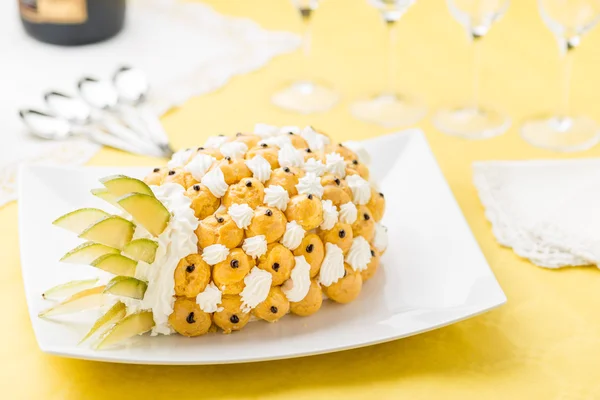形のケーキ パイナップル — ストック写真