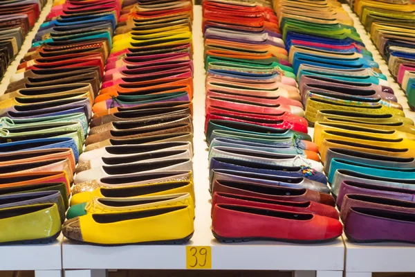 Chaussures colorées sur le marché — Photo