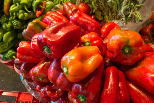 Bell peppers at market — Stock Photo, Image