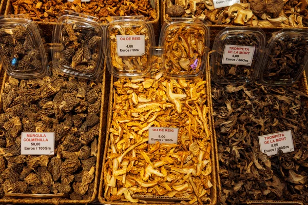 Dried mushrooms at market — Stock Photo, Image