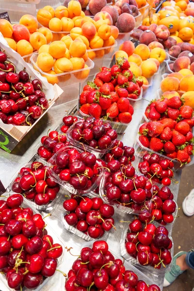 Νωπά φρούτα στην αγορά — Φωτογραφία Αρχείου