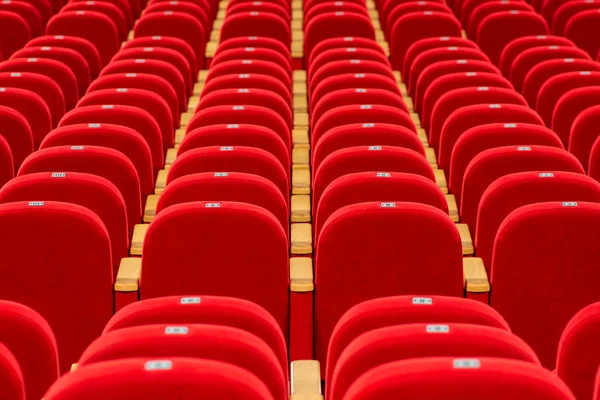 Пустые красные стулья — стоковое фото
