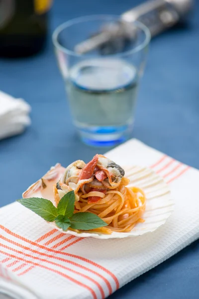 Spagetti bir kabuklu deniz ürünleri ile — Stok fotoğraf