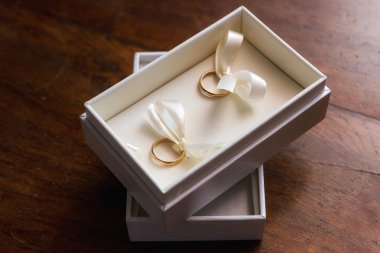 İki alyans takı kutusu 