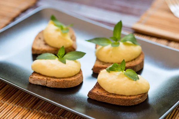 Pão de centeio torrado com creme — Fotografia de Stock