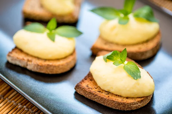 Ristet rugbrød med creme - Stock-foto