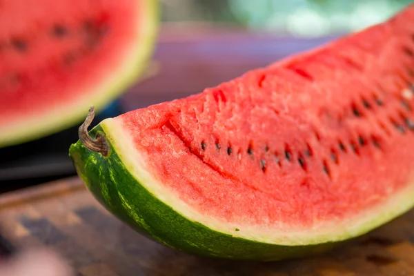 Vattenmelon skivor på bord — Stockfoto
