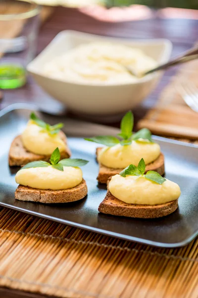 Pão de centeio torrado com creme — Fotografia de Stock