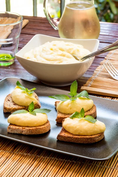 Geröstetes Roggenbrot mit Creme — Stockfoto