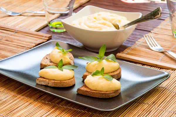 Pão de centeio torrado com creme — Fotografia de Stock