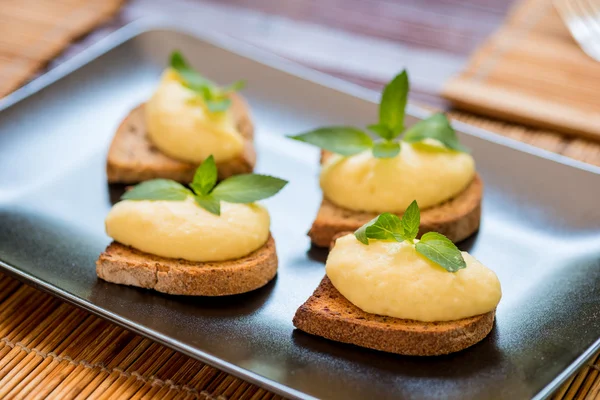 Pão de centeio torrado com creme — Fotografia de Stock