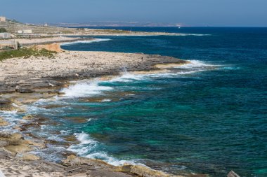 Mavi gökyüzü ve dalgalar deniz kıyısı