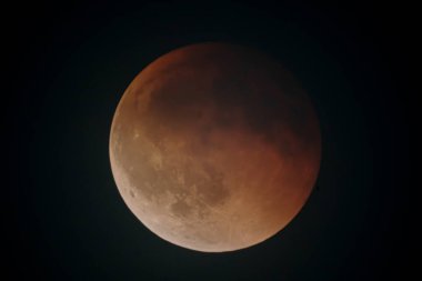 Gece gökyüzünde ay tutulması kızıl ay