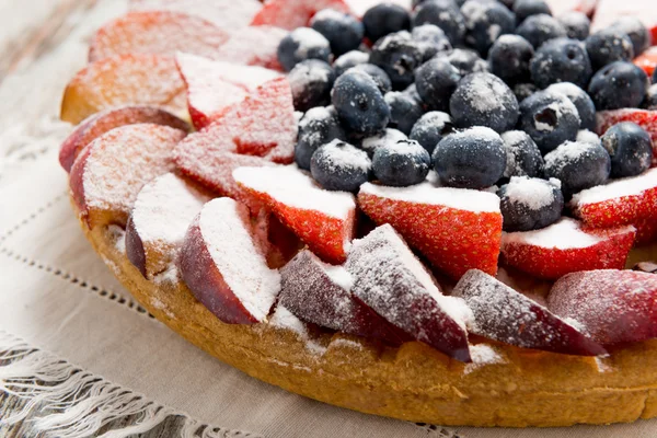 Kuchen mit frischen Früchten — Stockfoto