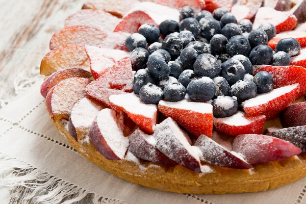 Kuchen mit frischen Früchten — Stockfoto