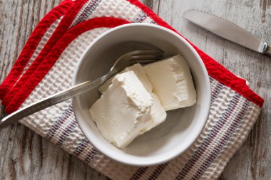 bir kase süzme peynir