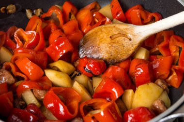 Sosis ile sotelenmiş sebze