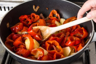 Sosis ile sotelenmiş sebze