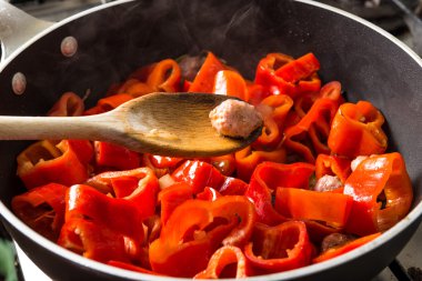 Sosis ile sotelenmiş sebze