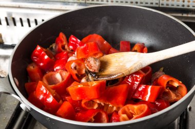 Sosis ile sotelenmiş sebze