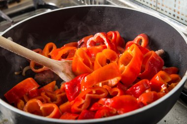 Sosis ile sotelenmiş sebze