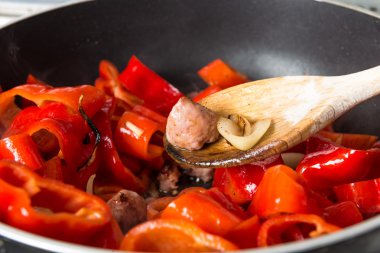 Sosis ile sotelenmiş sebze