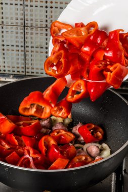 Sosis ile sotelenmiş sebze