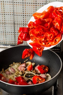 Sosis ile sotelenmiş sebze